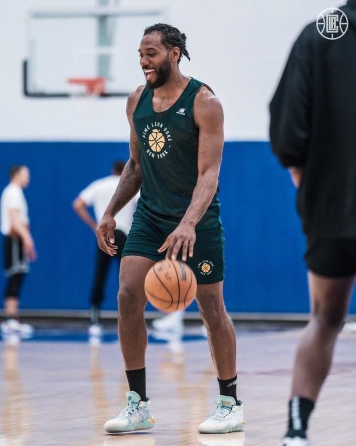 快船官方晒球员训练照:沃尔帅气上篮 小卡哈哈大笑