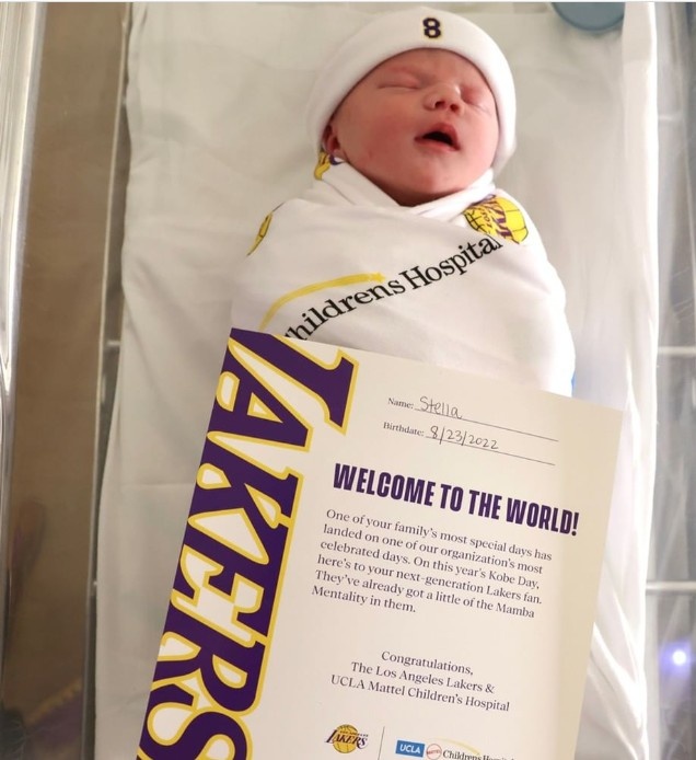 曼巴日!湖人为当地新生婴儿送上紫金色科比主题礼包!