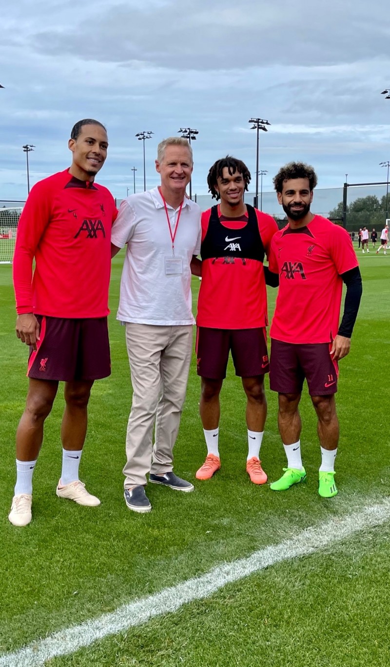 科尔造访利物浦 与范迪克&萨拉赫&阿诺德合影