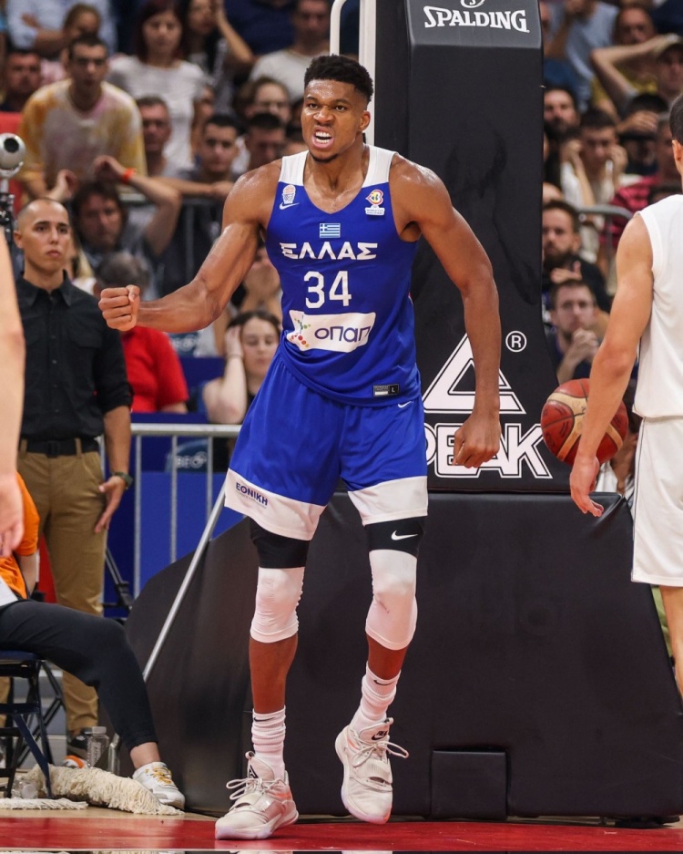 砍40分8板5助2断独木难支!字母赛后更推:继续战斗???