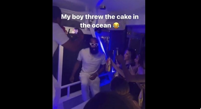 哈登在游艇举办生日派对 生日歌结束后将蛋糕扔进了海里?