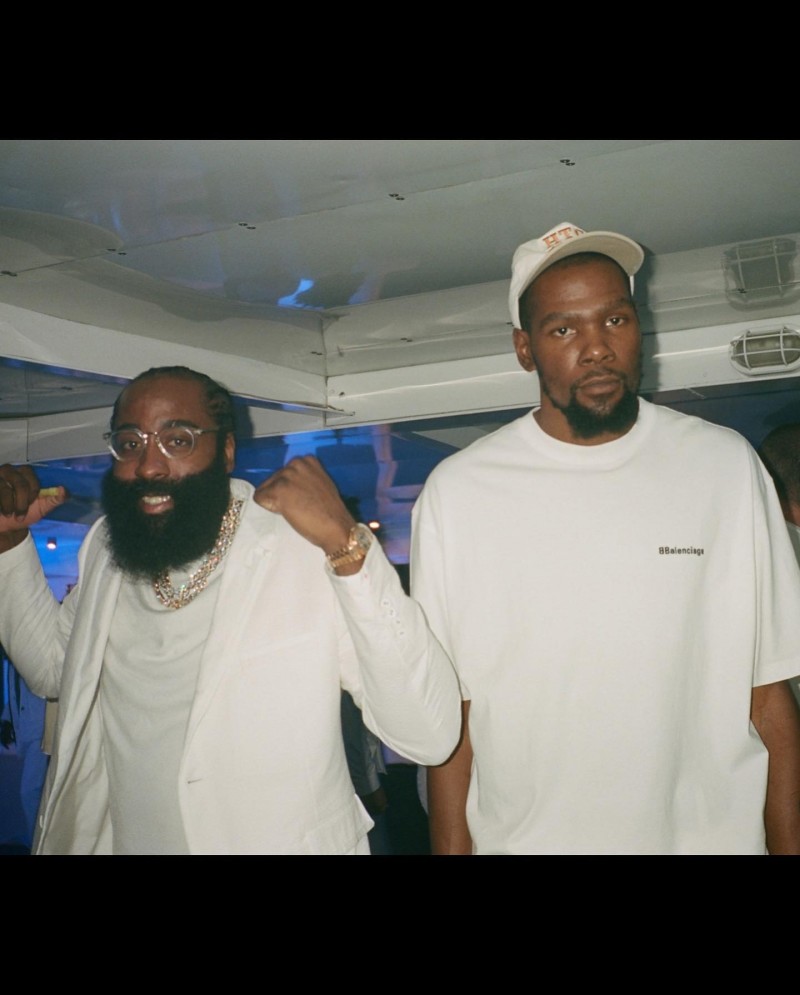 朋友圈一次只能发9张!哈登再晒派对照:KD&吹羊&特拉维斯出镜