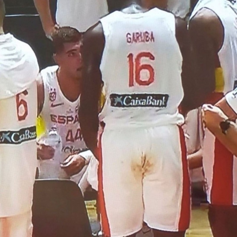 皮尔斯直呼内行？加鲁巴比赛中疑似拉裤了 裆部黄色非常明显