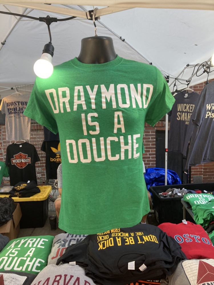 波士顿仍有“追梦是混蛋”T恤出售 湾区记者:总决结束都两个月了