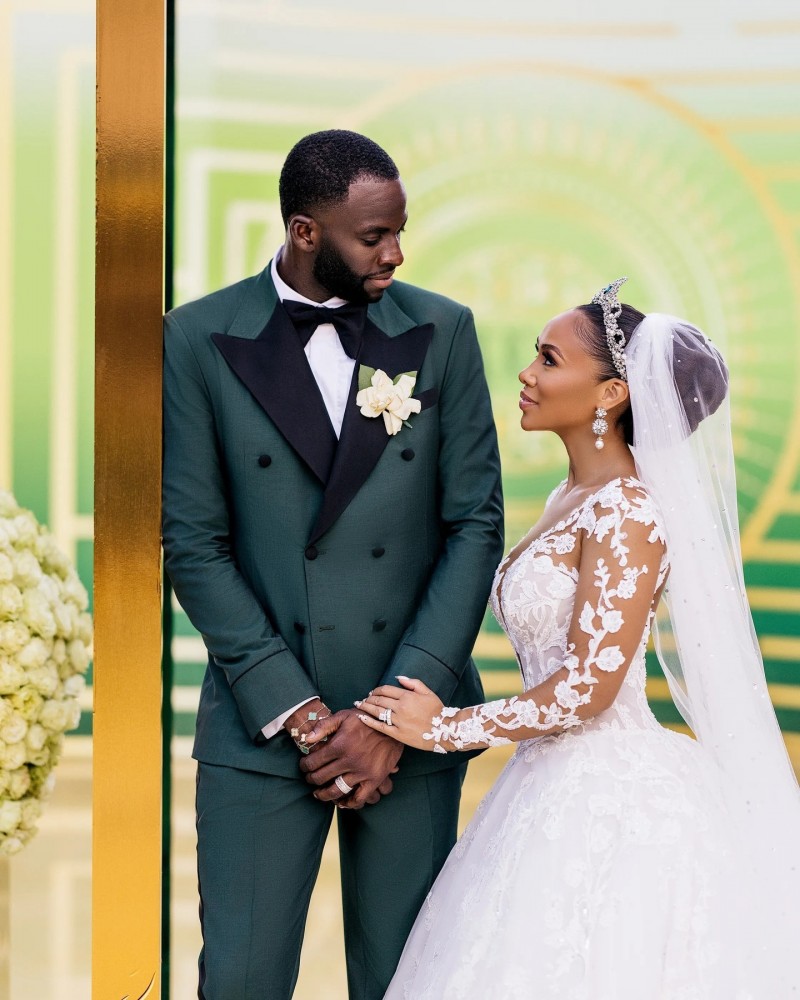 杂志《Vogue》晒追梦婚礼美图 老詹&库里盛装出席