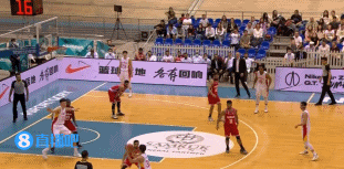 ???霸王入樽！周琦强势背打转身左手霸气“琦”扣