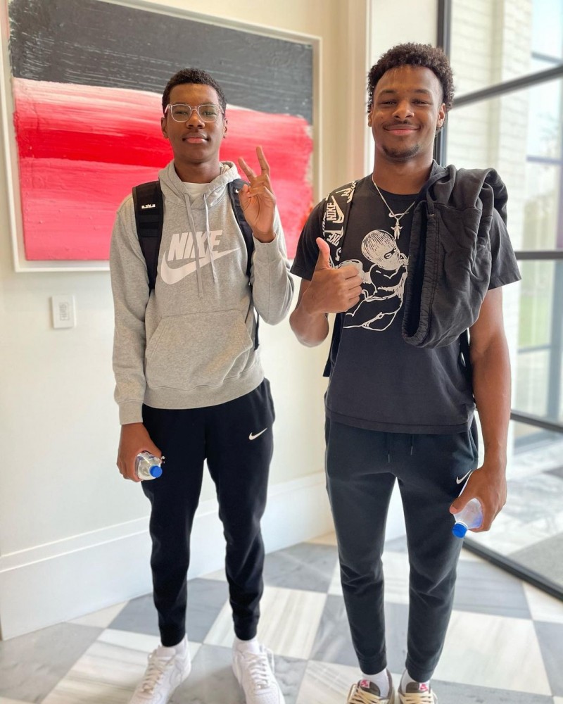 詹姆斯晒俩儿子开学照:年轻的国王们新一年加油????