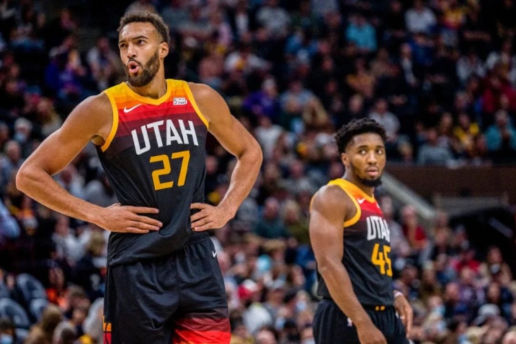 大型拆迁现场,拆不到一半居然停了