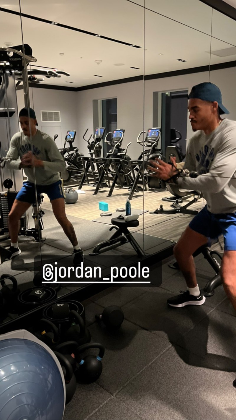 小伙子真可以!普尔继续在当地时间晚上和库里训练师苦练