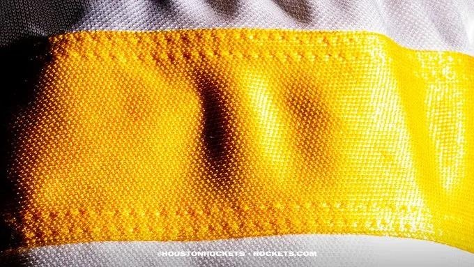 黄白配色?火箭官推晒新球衣细节照:明天公布全貌