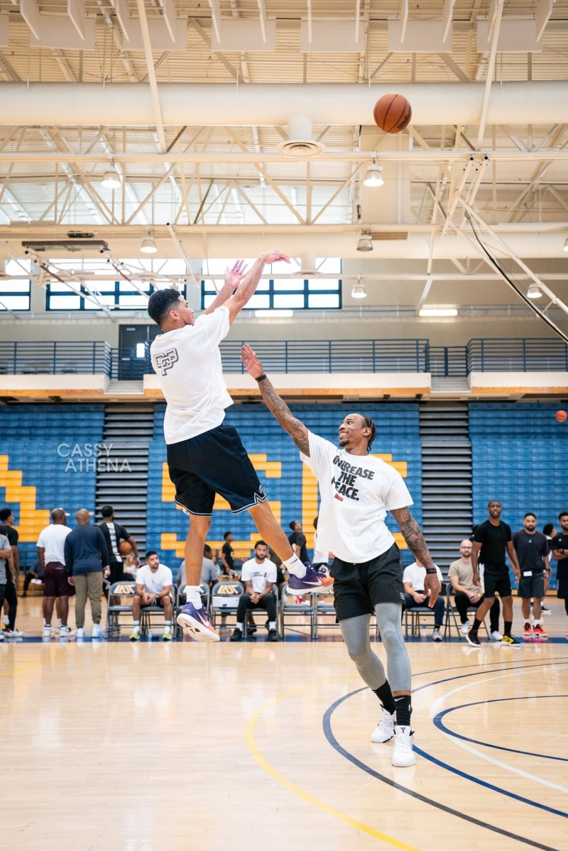 欲与天公试比高?摄影师更推晒布克面对德罗赞跳投照