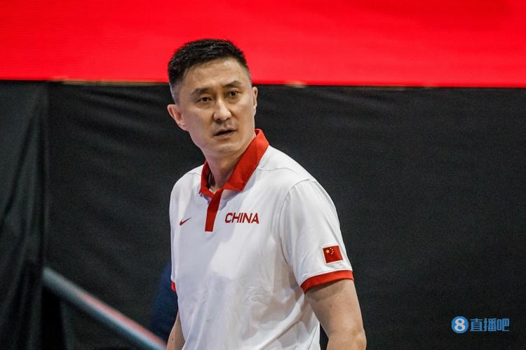 杜锋:继伟鼻梁骨折但坚持要打完比赛再回去复位 艾伦大腿有拉伤