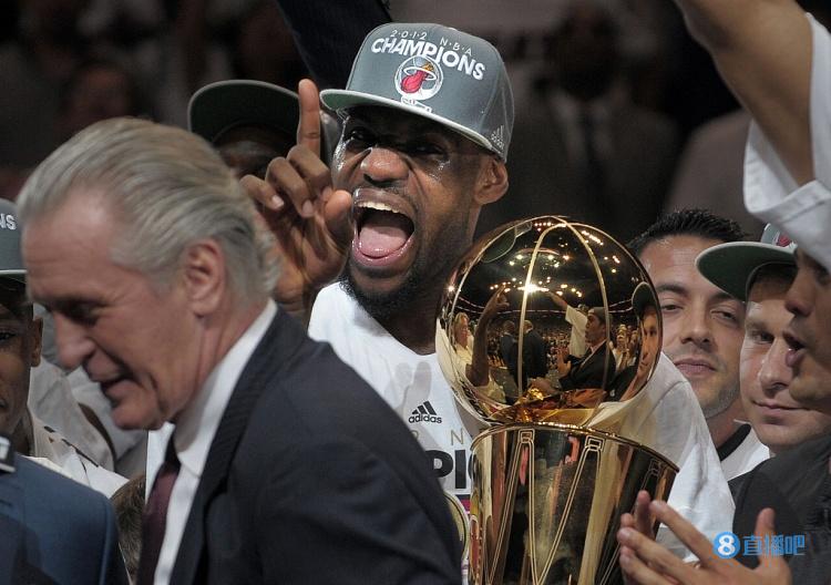 詹姆斯上一次揭幕战打卫冕冠军是2011年对阵独行侠