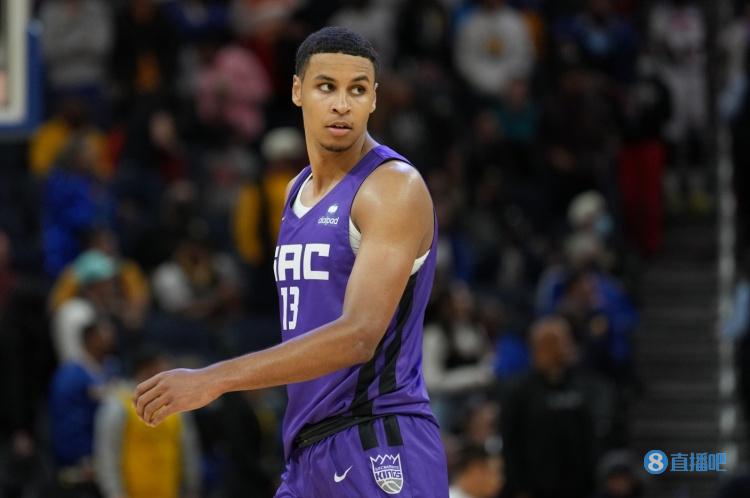 队记:基根-穆雷右手腕伤势恢复良好 已经可以用双手投篮了