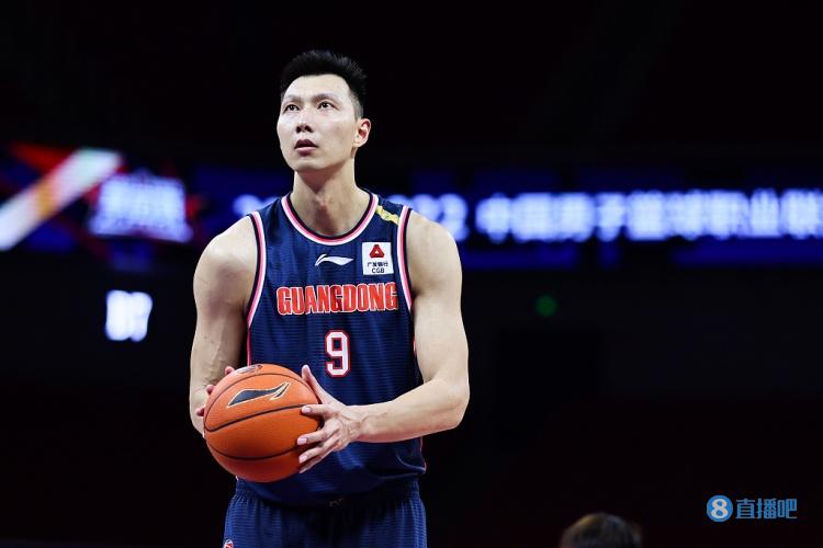 媒体人:易建联今夏面临续约 不过他肯定不会离开广东