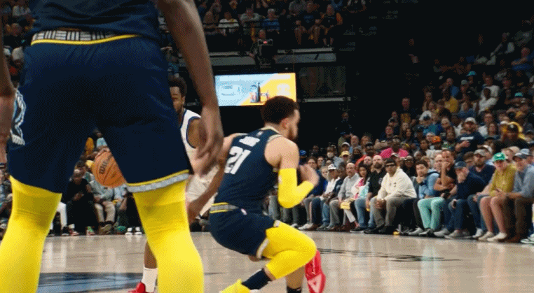 勇士官方晒漫画版维金斯暴扣克拉克：围巾的下一步会是什么？