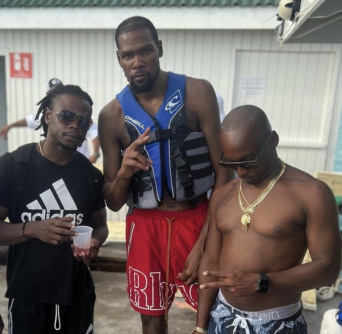 气质拉满!杜兰特现身海岛身穿救生衣头戴粉色小帽和Drake拥抱