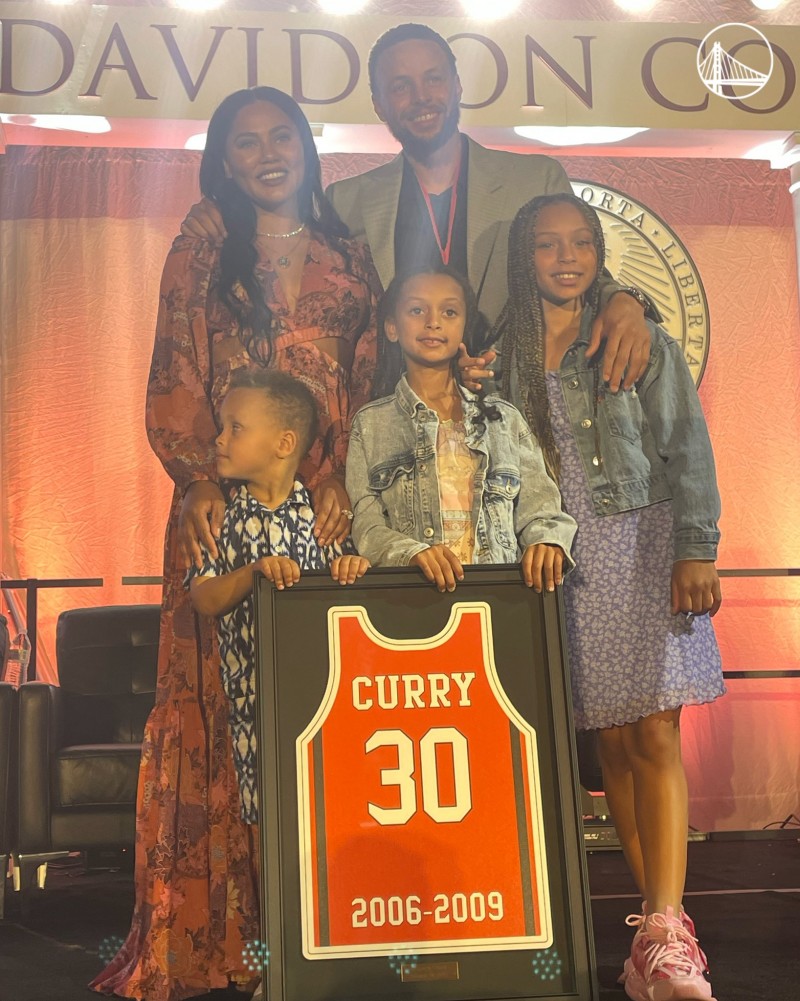 ?卡农你在看什么?勇士官推晒球衣退役仪式库里一家合照