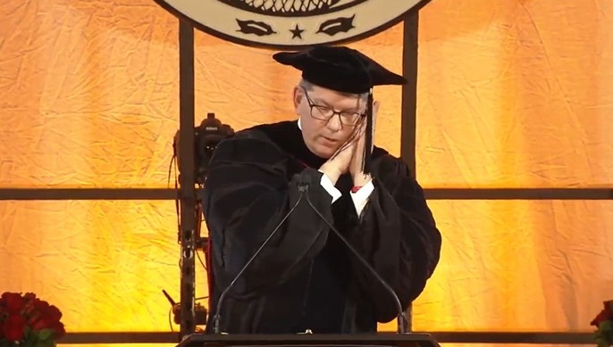 我们的骄傲！戴维森学院校长致词时做出库里“晚安安”庆祝动作