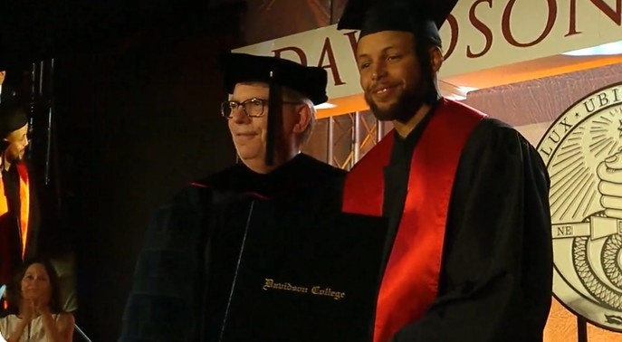 ?校长毕业寄语:我满怀信心地预言 库里毕业后将取得巨大成功