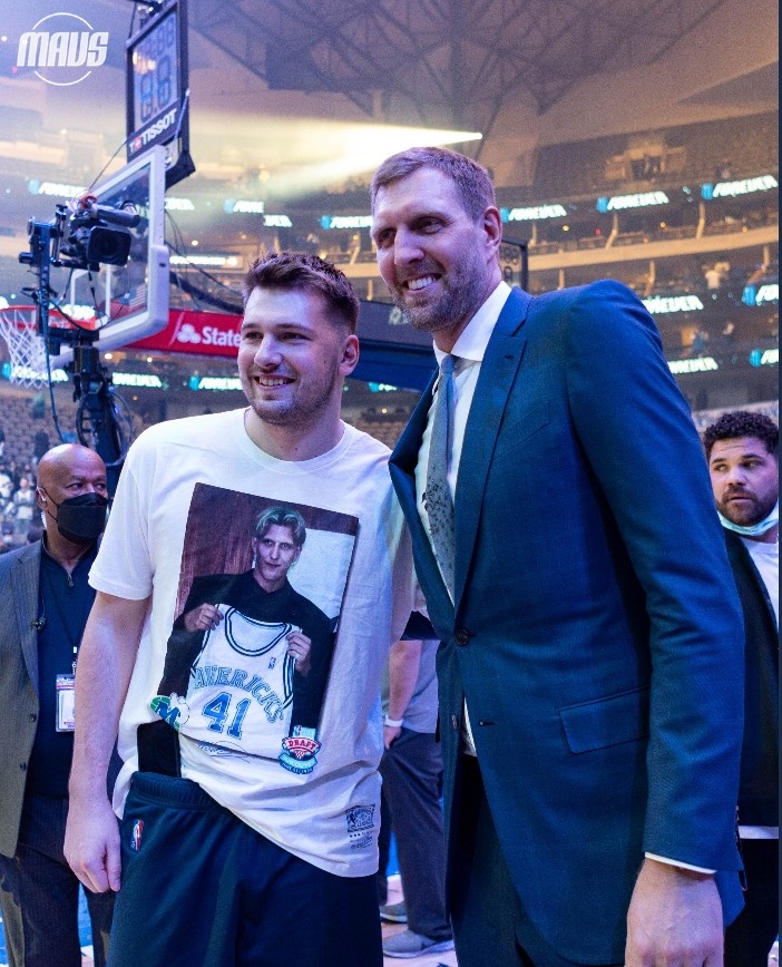 独行侠官方晒诺维茨基与东契奇合照：大山羊?小山羊！