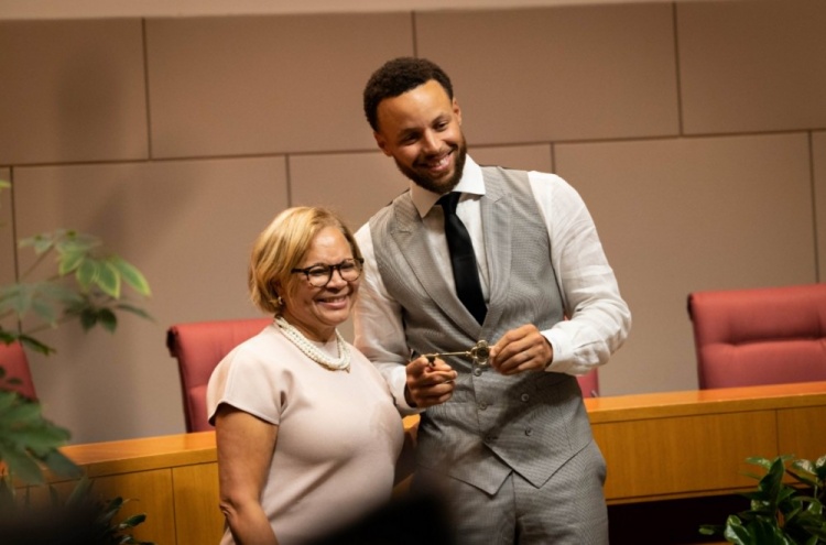 喜事连连！夏洛特为库里颁发城市钥匙 库里与母亲携手出席仪式