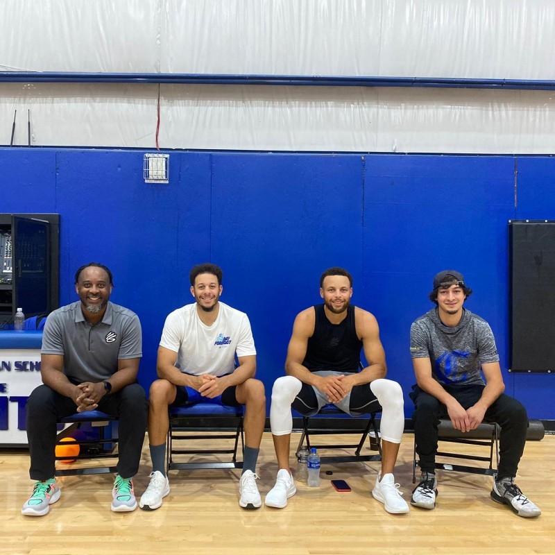 库里兄弟俩造访夏洛特母校并训练 斯蒂芬还一屁股坐校长桌上?