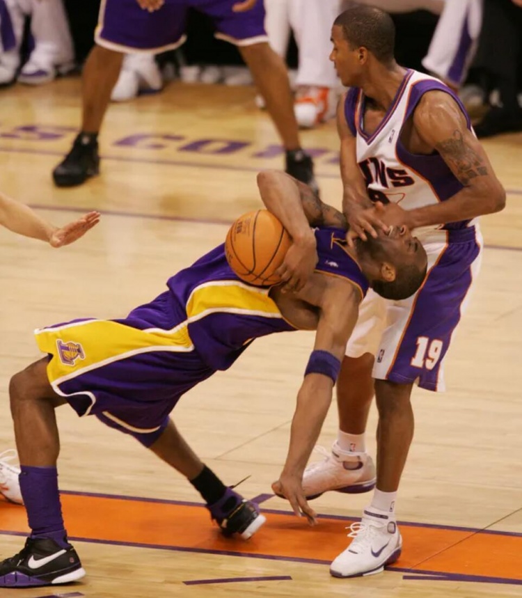 阿里纳斯:科比按照拉加-贝尔的防守强度来要求自己的身体状态