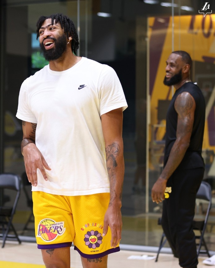 ?黑成这样至于吗?美网友P浓眉2K23封盖后落地受伤