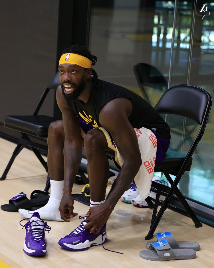 冲劲满满！湖人官推晒贝弗利新闻发布会后直接开练