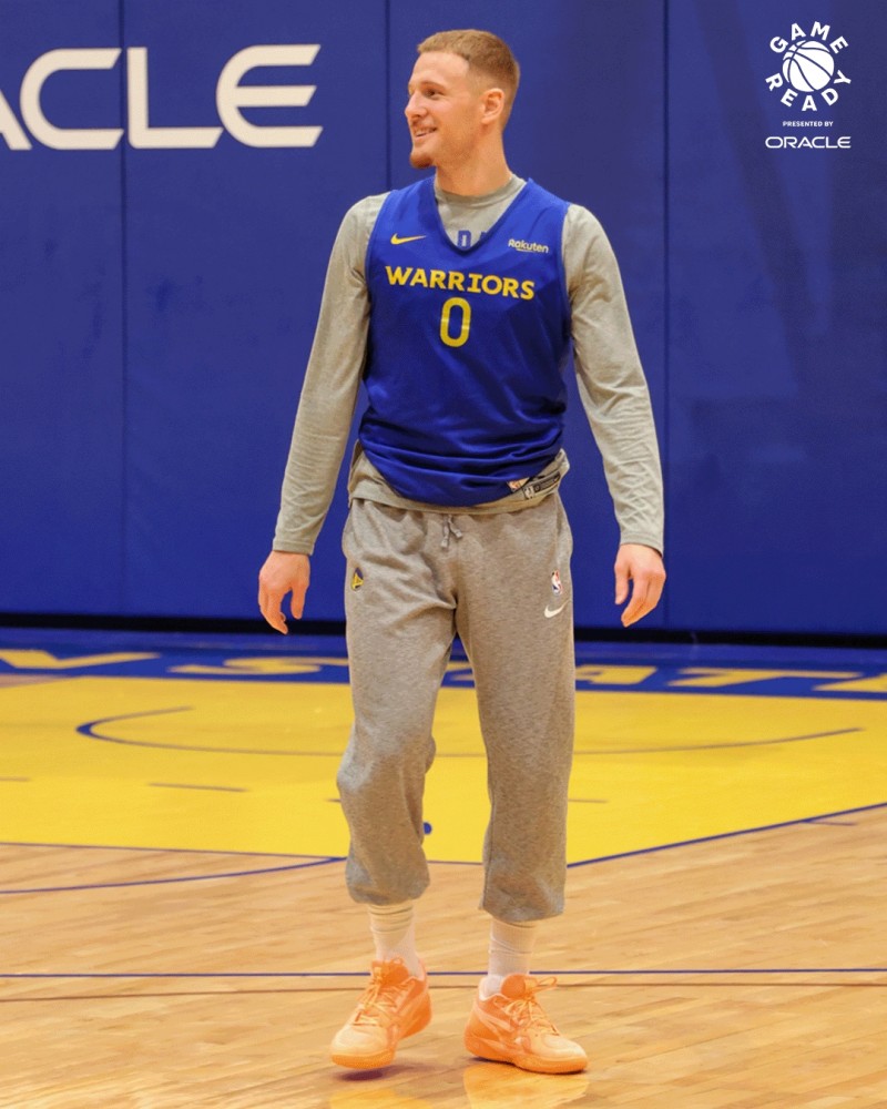 勇士官推晒照：迪文岑佐来到勇士训练馆训练