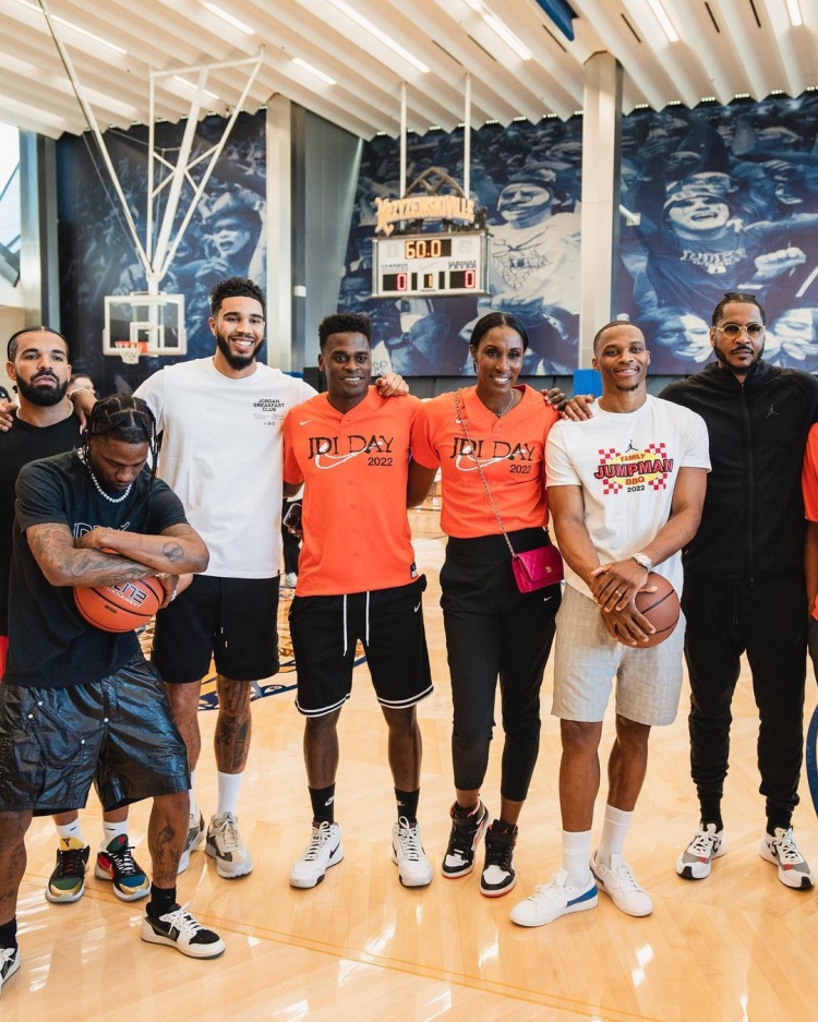 气场强大!甜瓜出席活动与威少&塔图姆合影