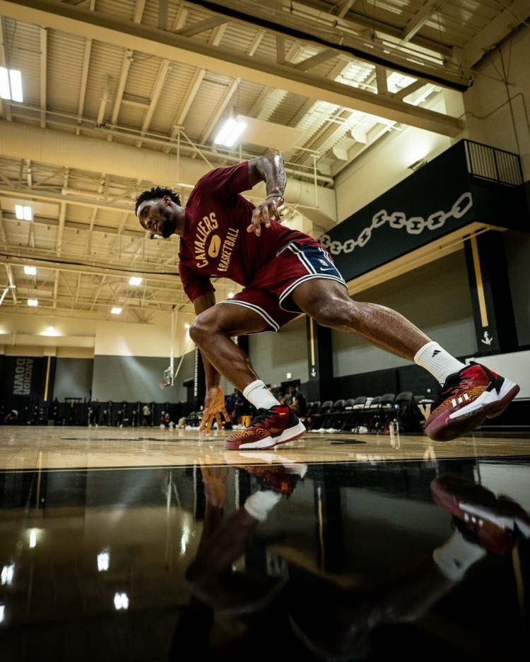 上身骑士训练服!米切尔晒照:新的起点