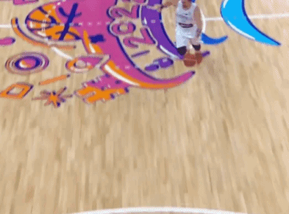 这小胖...... 东契奇抢断快攻1打0 最终选择上篮?