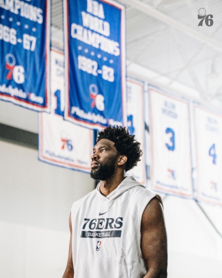 76人官方晒恩比德训练组图:以强劲的姿态开始新一周