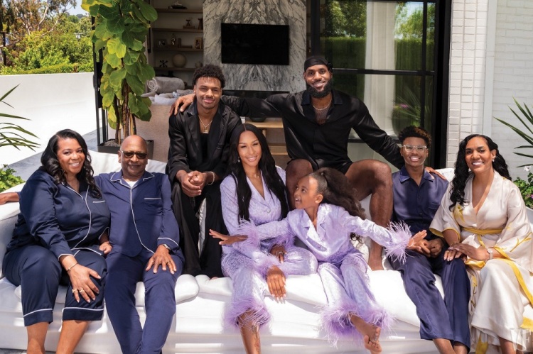 《名利场》盛装组图!老詹发推:詹姆斯家族????