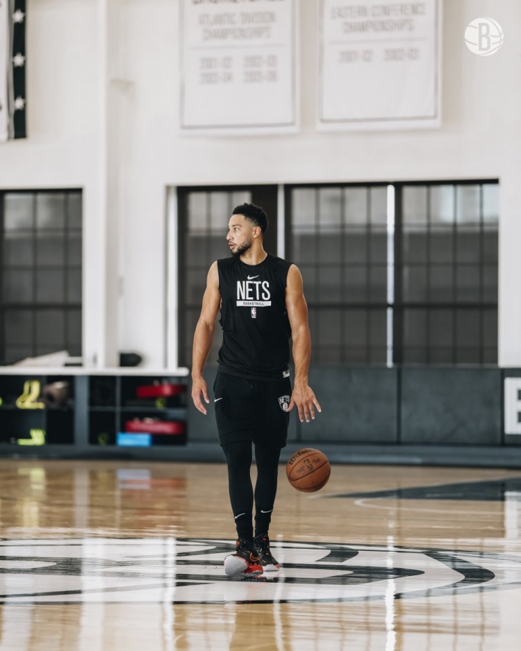 篮网官推晒本西&欧文&赛斯等训练照:又是打球的一天⏲