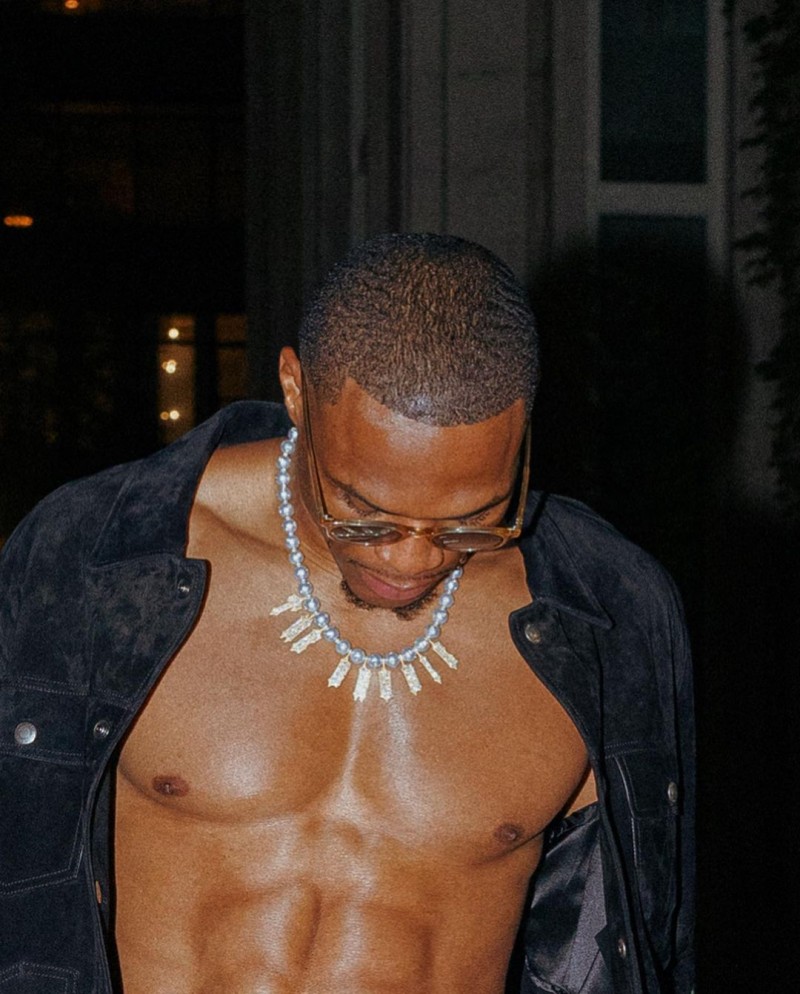 ??这腹肌爱了!!威少晒个人帅照