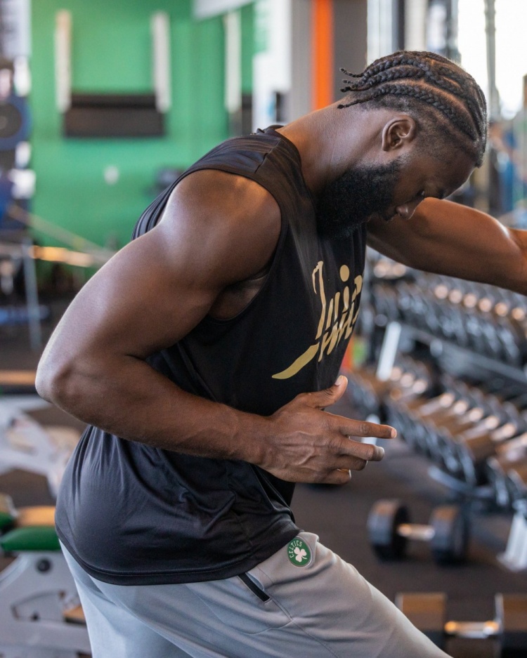 绿军官推晒杰伦-布朗撸铁照片:肌肉在膨胀??