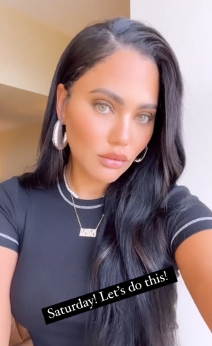 美颜效果不错?!阿耶莎晒自拍:星期六了!让我们开始吧