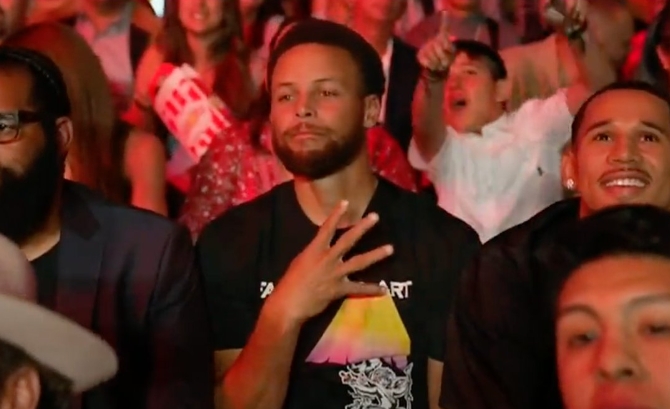 库里&安德森现身赌城 助阵墨西哥拳王阿尔瓦雷斯