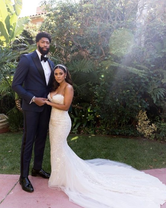 安东尼-戴维斯晒与妻子合照庆祝结婚一周年:纪念日快乐 爱你❤️