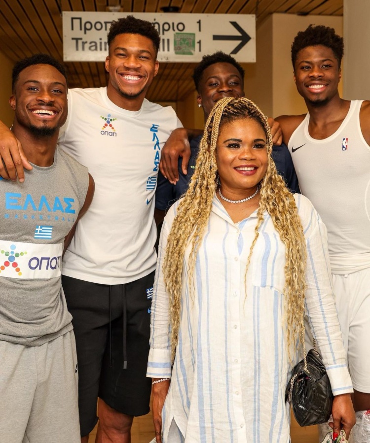 字母哥更新INS：这个夏天 希腊男篮让我重新爱上了篮球