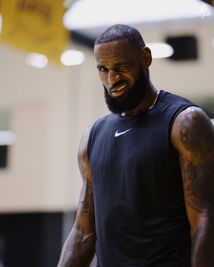 湖人官推晒詹姆斯搞怪表情照片:成就伟大