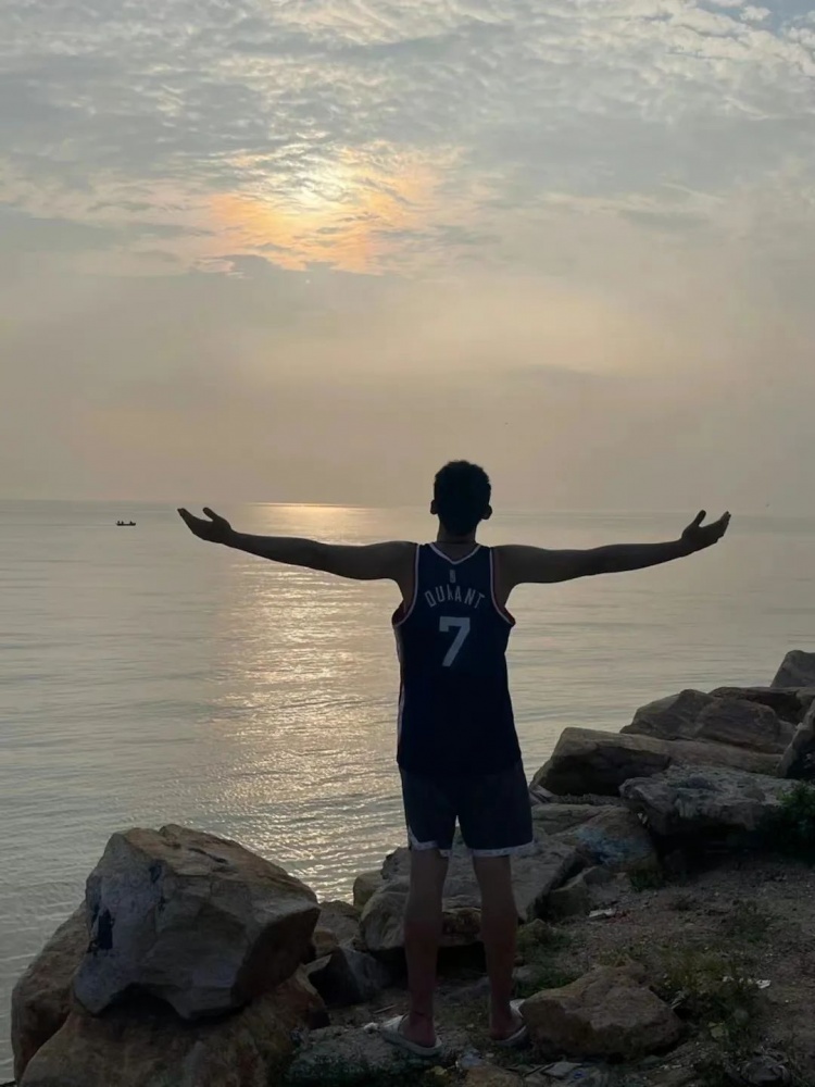 张陈治锋:我不想成为一个平庸的人 我的梦想就是打进NBA