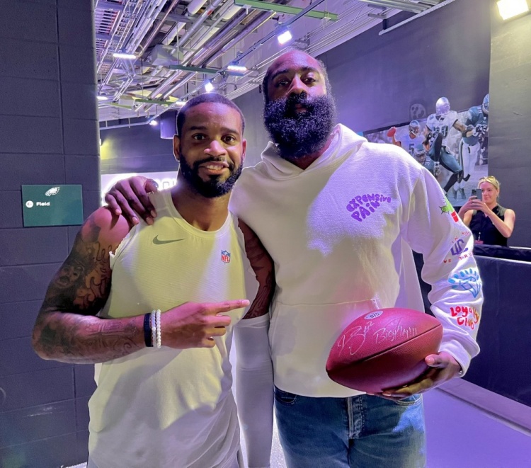 观战NFL赛后哈登晒与费城老鹰球员合影:赛季主场首战 气氛太燃了