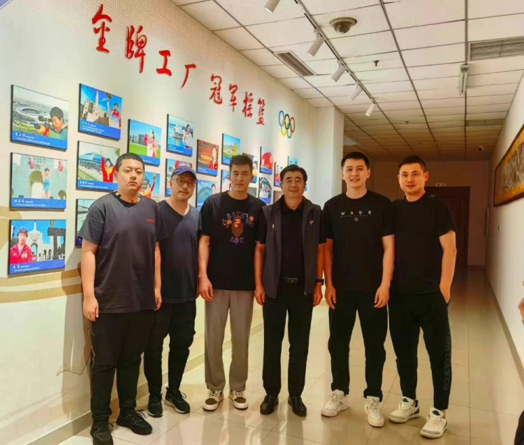 李洪庆晒郭艾伦与杨鸣和辽宁体育局局长大合照:兄弟齐心再夺冠军