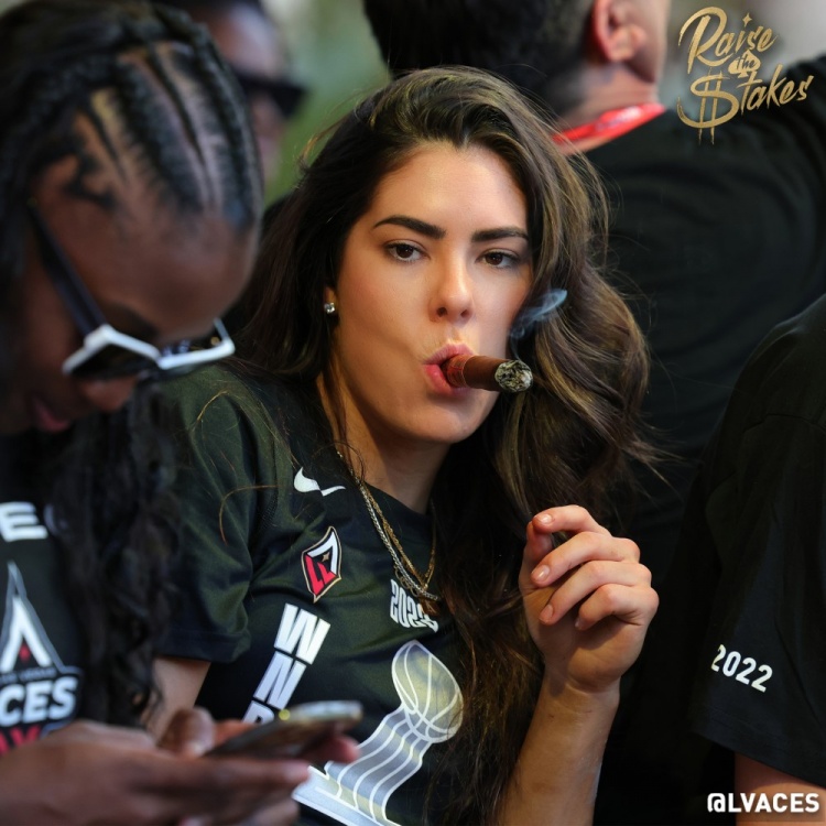 ?姐姐好飒！WNBA王牌队官推晒普拉姆夺冠游行叼雪茄帅照