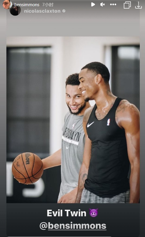 媚笑！克拉克斯顿晒与西蒙斯合照：邪恶双胞胎?