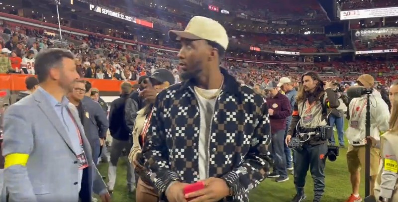 米切尔和加兰现身第一能源体育场 观战同城NFL球队布朗vs钢人